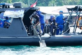 Personel Dirpolairud Polda Papua bakti sosial bersihkan pantai