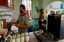 Cara pemilik warung kopi terapkan prokes COVID-19 bagi pelanggannya