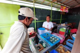 Kampanye warung kopi ala Syafruddin H Maming