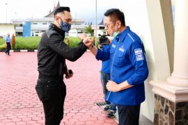 Mulyadi-Ali Mukhni sambut kedatangan AHY mendarat di Bandara Internasional Minangkabau