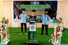 Bupati Tanah Bumbu wisuda 105 santri