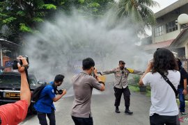Klaster baru jemaah Maulid, Polrestro Jaksel semprot disinfektan wilayah Tebet