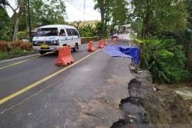 Akibat longsor, Jalinsum Pematangsiantar - Parapat masih satu jalur, sistem buka tutup
