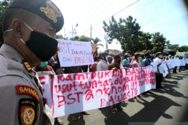 Massa demo Bawaslu Situbondo tuntut usut politisasi bansos tunai Kemensos