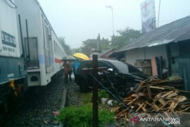 Duh..., untuk ketiga kalinya selama bulan ini, kereta api tabrak mobil di Pariaman
