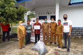 DKP Provsu salurkan bantuan untuk 13 pokdakan Tapteng yang terdampak COVID-19