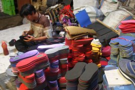 Upaya perajin sandal memulihkan usaha
