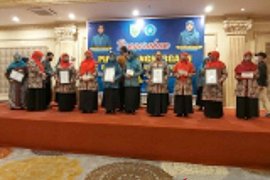 Ketua dan Wakil Ketua PKK Serahkan Hadiah Lomba PKK Tingkat Provinsi