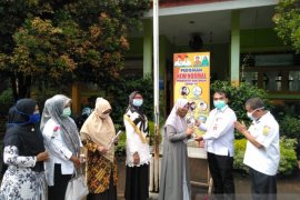 Pemkot Pariaman berikan bunga kepada pengajar dalam peringati Hari Guru