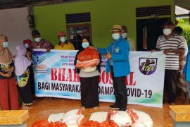 KNPI Kalbar bagikan paket sembako bantuan Kemensos di Pontianak dan Kubu Raya