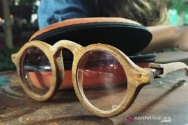 Seniman di Padang ciptakan peluang bisnis lewat kacamata kayu