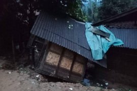 11 rumah dan satu jembatan di Lebak rusak dilanda longsor