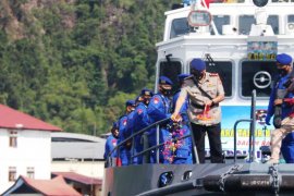 Dir Polairud Polda Papua pimpin tabur bunga dilaut