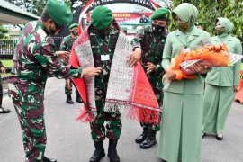 Pangdam I/BB yang baru disematkan kain khas  Batak "Ulos"