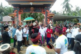 Datang ke Desa Wonorejo Kusan Hulu, Zairullah disambut tarian Bali