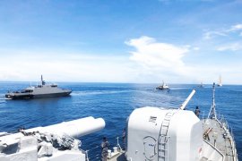 Enam kapal perang Indonesia  latihan manuver laut di Sulawesi