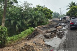 Masyarakat minta pemilik usaha peduli jalan rusak
