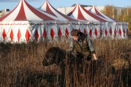 Kelompok sirkus terjebak di  parkir Belgia akibat pandemi