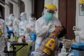 Petugas pengamanan Pilkada Surabaya jalani tes usap COVID-19