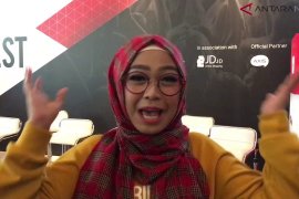 Lulus kuliah, Ria Ricis jalani wisuda secara online