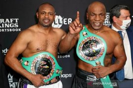 Duel Tyson vs Roy Jones berakhir imbang