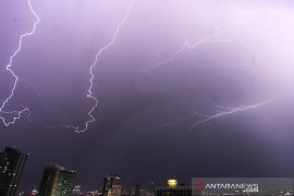 BMKG: Waspada hujan disertai kilat di Jaksel-Jaktim Minggu