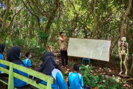 Guru biologi "sulap" hutan bersampah jadi Laboratorium Alam
