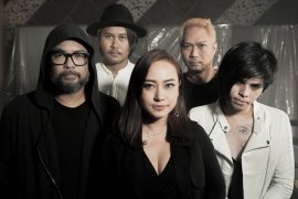 Aiu Ratna resmi sebagai vokalis tetap grup band Cokelat