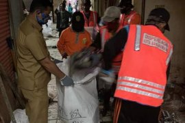 Puluhan ton sampah dibersihkan dari pasar tradisional