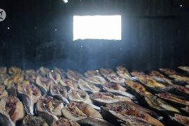 Pedagang ikan salai  bertahan di tengah merosotnya penjualan