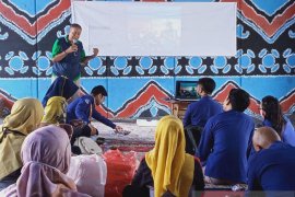 Tiga anggota tim kota pusaka edukasi pokdarwis