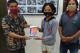 Anak jurnalis Bali terima Gawai Pendidikan HUT Ke-83 LKBN ANTARA (video)