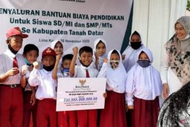 Baznas Tanah Datar salurkan bantuan pendidikan bagi 4.345 siswa
