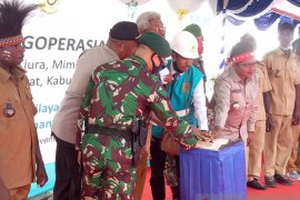 Warga Mimika Barat antusias PLTD Kokonao dioperasikan