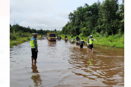 Jalan nasional Kalis-Putussibau tergenang dan berlubang rawan kecelakaan