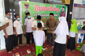 Menyasar ke Anak Aie, Gebunet bantu 100 Santri