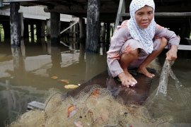 Nek Mitun tetap bekerja meski  di usia senja