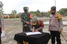 Satpol PP Paser serahkan 2.888 Satlinmas ke Polres