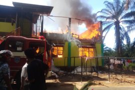 Asrama SMP IT Darul Hikmah Pasaman Barat terbakar saat siswa sedang melaksanakan ujian