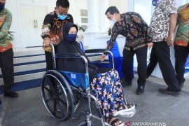 Wali Kota Banda Aceh serahkan bantuan kursi roda untuk lansia