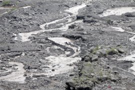 Penambang pasir aliran Gunung Semeru