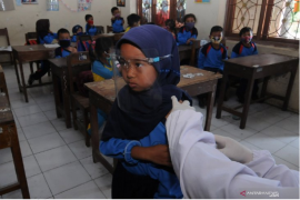 Suntikan vaksin TD siswa di kaki Merapi
