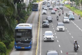 Bus TransJakarta serempet pagar pembatas dan sepeda motor di Halte Lebak Bulus