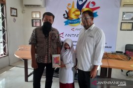 Peringati HUT ke-83, LKBN Antara bagikan gawai penunjang proses belajar