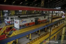 Perawatan Lokomotif Kereta Api Antara News Jawa Barat<script async src=