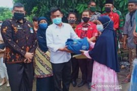 Pemkab Dharmasraya bantu korban rumah terbakar