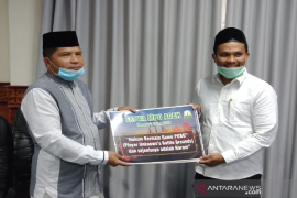 Stiker fatwa MPU tentang haram game judi online ditempel di warkop