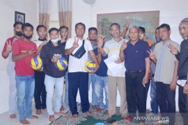 Paslon "Tampil" bantu karang taruna Hantakan HST sarana olahraga