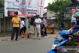 Paslon bupati dan wabup HST  "tampil" berbagi sembako