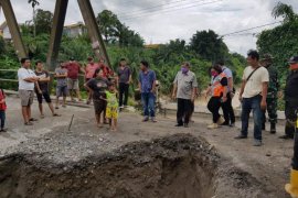 Jembatan Merah Tuntungan longsor dampak meluapnya Sungai Belawan